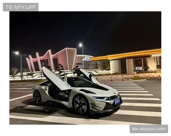 刚刷到范迪克晨跑照，穿得像楼下大叔，拎着能买辆二手车的水壶，差距酸到想点赞